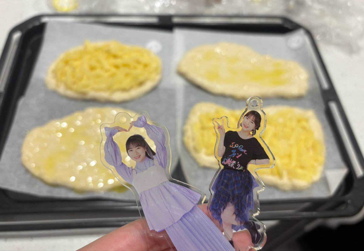 mrn_mmblue's tweet photo. ついに念願のパン(ナン)作り...！！！
あゆみちゃん卒業後にパン教室に1年通い、去年落選し←、満を持して参加できて感無量でした😭
パン捏ねた記憶あんまなくて、そこらじゅう超至近距離で練り歩いてるあゆみちゃんがとにかく可愛くて尊かった...🤤
#石田とパン https://t.co/dIvaJ2HZGp