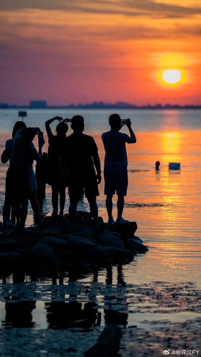 crear097408's tweet photo. Join our campus photography club’s sunset shooting session this Fri at 5PM by the lake! Bring your camera and meet fellow shutterbugs—free guide tips u0026 hot drink provided! https://t.co/BKPLOuF0a3
