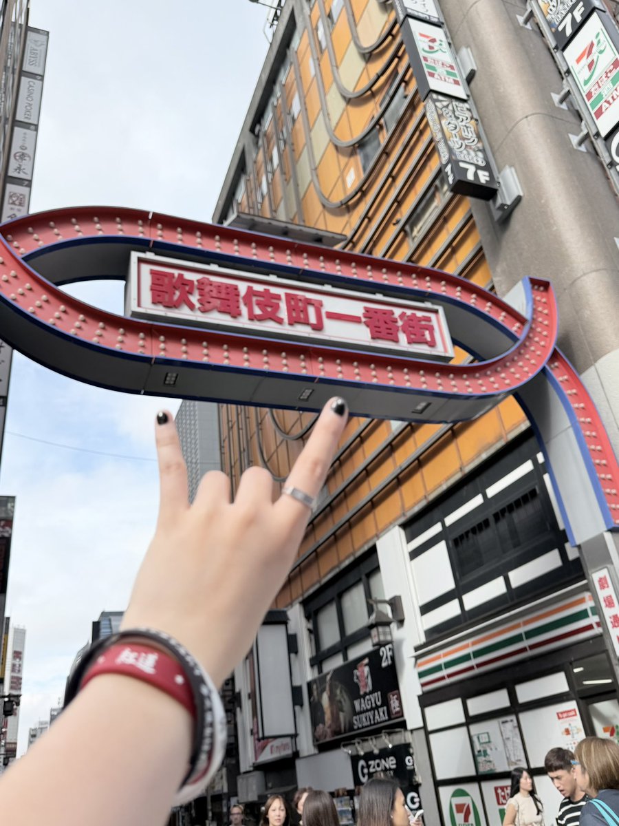 Ameko_YO's tweet photo. 遠征、大成功!
20周年、ほんとによかったなぁ。
日本でdoesのライブを観るのは初めてで、めちゃくちゃ感動しました!
今回は応援フラッグも描きました!!
(本当にすみません!!!文字を間違えました!!!もしかしたら著作権対策になってるかも、笑。)
#DOES20th #Thanksloving #DOES https://t.co/pWTa5qa4pH