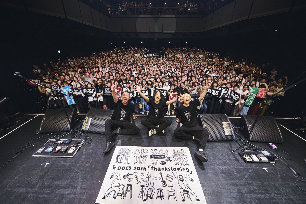 Ameko_YO's tweet photo. 遠征、大成功!
20周年、ほんとによかったなぁ。
日本でdoesのライブを観るのは初めてで、めちゃくちゃ感動しました!
今回は応援フラッグも描きました!!
(本当にすみません!!!文字を間違えました!!!もしかしたら著作権対策になってるかも、笑。)
#DOES20th #Thanksloving #DOES https://t.co/pWTa5qa4pH
