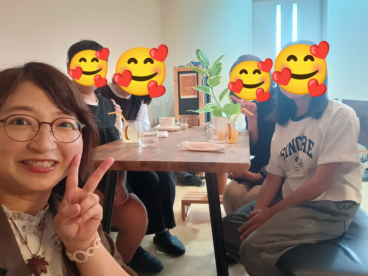 StarMusic44723's tweet photo. くつろぎマルシェ🍁🎶投げ銭ライブに、座れないほどのたくさんの方にご参加いただけました😊😊ありがとうございます🌻
生徒ちゃんとママ、二組も来てくれて嬉しかった〜🥰🥰🥰🥰🥰 https://t.co/zNufo41CW3