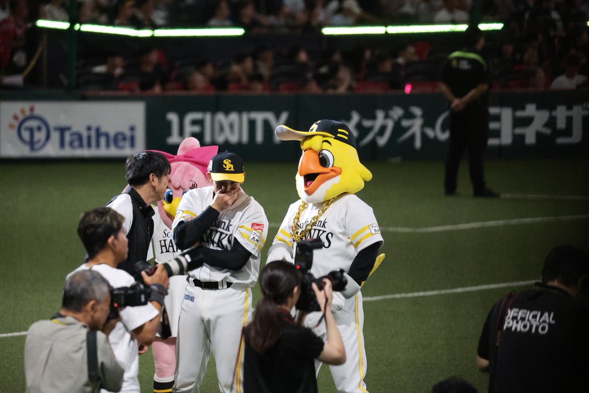 hanate_beam's tweet photo. 自分のヒロイン後に広報とお話しするゆうだいせんしゅ✍️と鳥🐥の4コマ！

#山本祐大
#sbhawks https://t.co/ImgkHJBrG9