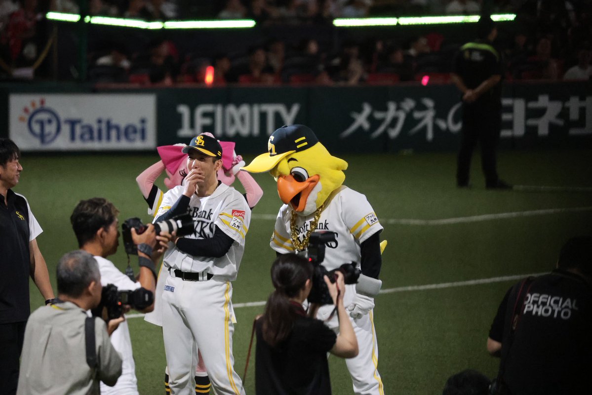 hanate_beam's tweet photo. 自分のヒロイン後に広報とお話しするゆうだいせんしゅ✍️と鳥🐥の4コマ！

#山本祐大
#sbhawks https://t.co/ImgkHJBrG9