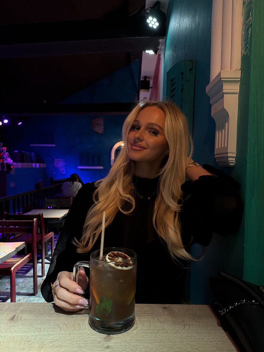 LeaRwld's tweet photo. 🍸 https://t.co/1ClzvbIU3T