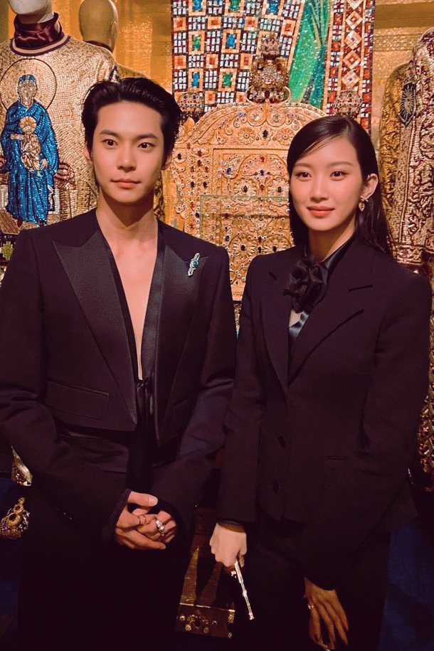 soogarskies's tweet photo. ❛𝗝𝗨𝗔𝗡𝗗𝗔 𝗥𝗘𝗦𝗜𝗗𝗘𝗡𝗖𝗘, 𝗕𝗨𝗞𝗜𝗧 𝗠𝗘𝗡𝗧𝗘𝗡𝗚❟
08:15 𝗣𝗠—13/O9/2O26:

𝘕𝘰 𝘪𝘯𝘵𝘳𝘰𝘥𝘶𝘤𝘵𝘪𝘰𝘯 𝘯𝘦𝘦𝘥𝘦𝘥. 𝘖𝘩—𝗦𝘂𝗹𝗹𝗶𝘃𝗮𝗻 dan 𝗔𝗿𝗶𝗲𝗹 sedang berduaan di tempat lain. https://t.co/53qK09MxKq