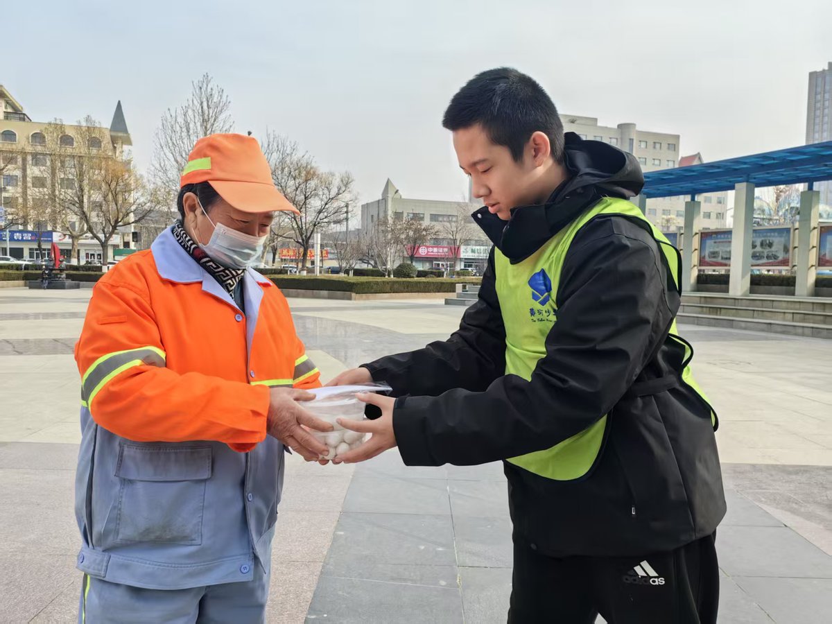 milku111080's tweet photo. Spent the morning distributing warm meals u0026 care packages to unhoused neighbors in downtown—small acts that make a big difference. So grateful for this chance to give back https://t.co/Yyqeg9Fqy4