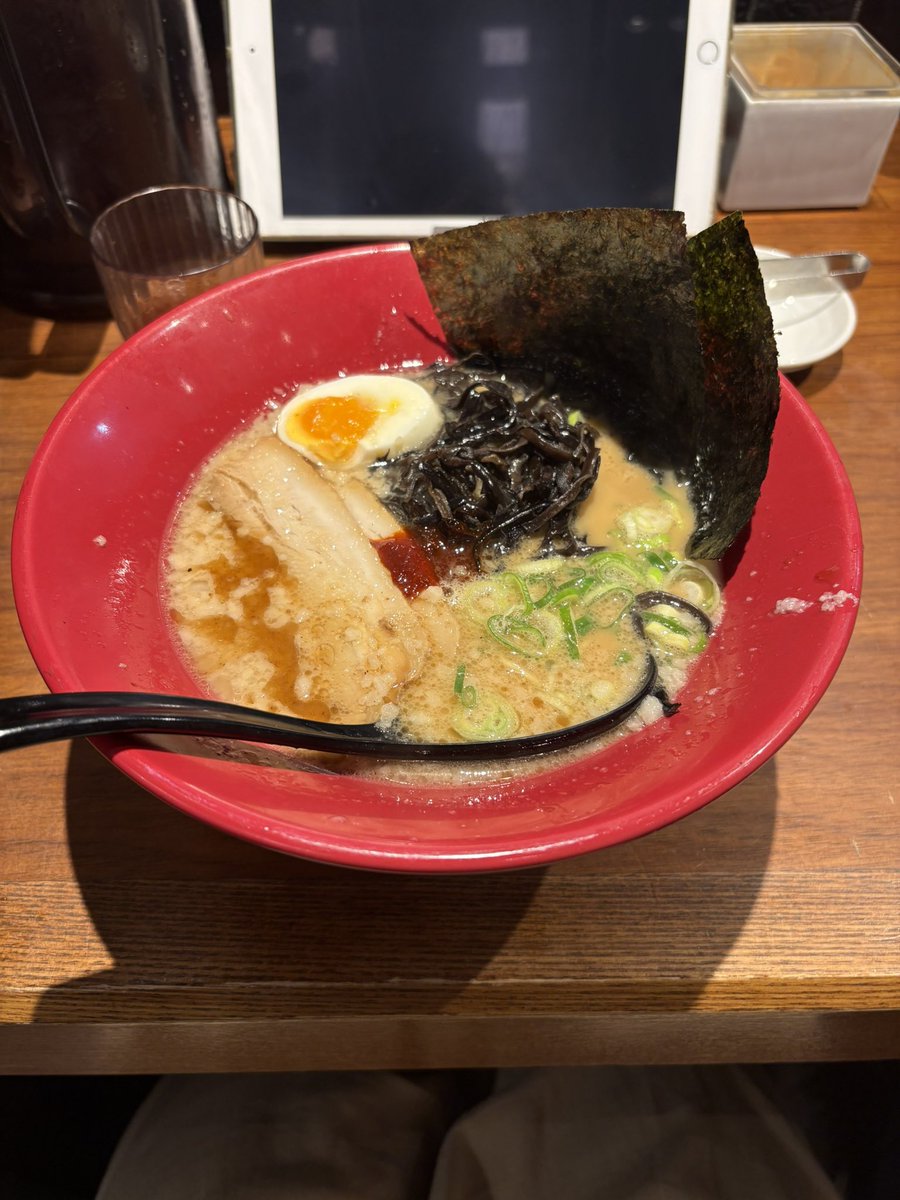 hatiya2828's tweet photo. 東京楽日にして初観劇〜客降りありがとうございます〜😂近くの通路いっぱい通ってくれて感謝🙏と、観劇前の極赤丸きくらげトッピング🍜 https://t.co/gWCRWEGbB2