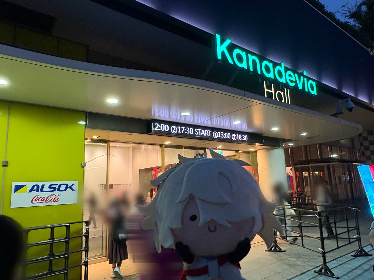 hatiya2828's tweet photo. 東京楽日にして初観劇〜客降りありがとうございます〜😂近くの通路いっぱい通ってくれて感謝🙏と、観劇前の極赤丸きくらげトッピング🍜 https://t.co/gWCRWEGbB2