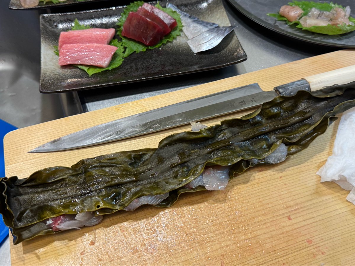 office914's tweet photo. 仕入れの朝は早い‥。300円イナダは昆布締めに。マグロの大トロは口で油が溶けて無くなる‥。ホームパーティでした。 https://t.co/Xb9xUyBn2L