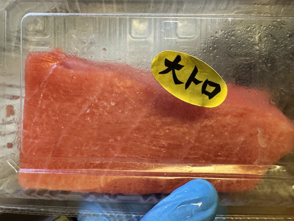 office914's tweet photo. 仕入れの朝は早い‥。300円イナダは昆布締めに。マグロの大トロは口で油が溶けて無くなる‥。ホームパーティでした。 https://t.co/Xb9xUyBn2L