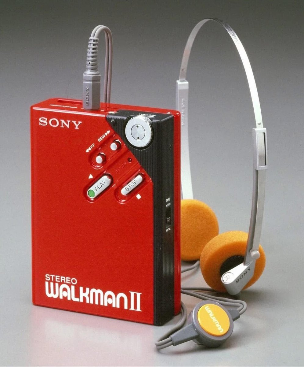 SciFiArchives's tweet photo. The Sony Walkman II, released in 1981. One of the most iconic pieces of portable tech ever designed. https://t.co/7hh1R4FV9W