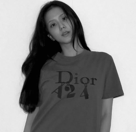 AboutMusicYT's tweet photo. Jisoo serves face card for Dior x A24. https://t.co/QZ1h3ajjRu