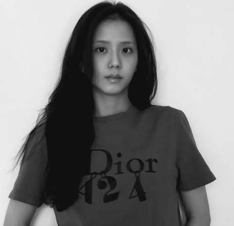 AboutMusicYT's tweet photo. Jisoo serves face card for Dior x A24. https://t.co/QZ1h3ajjRu