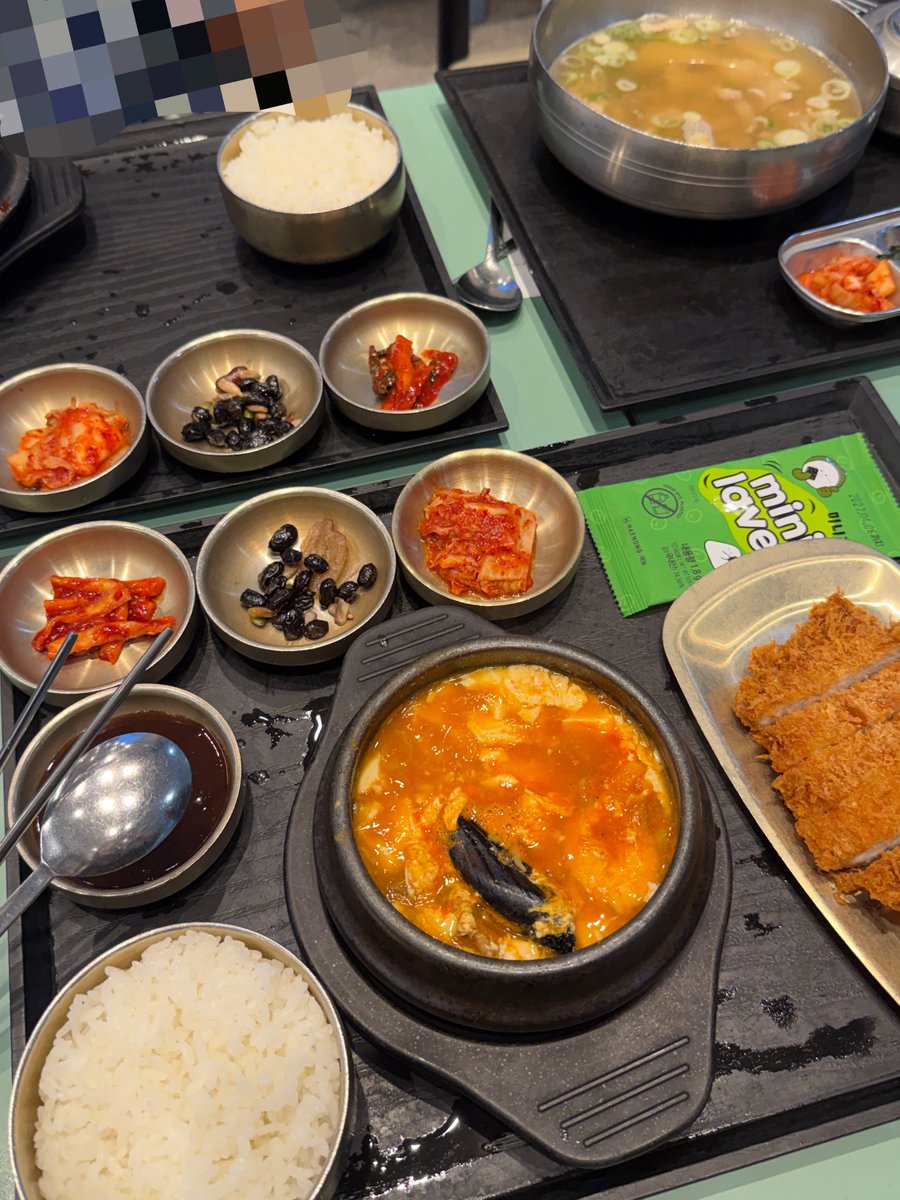 i1225u's tweet photo. 새벽4시에출발해야너를만날텐데
만만치가않아않아울먹울먹 https://t.co/81asK2Flz0