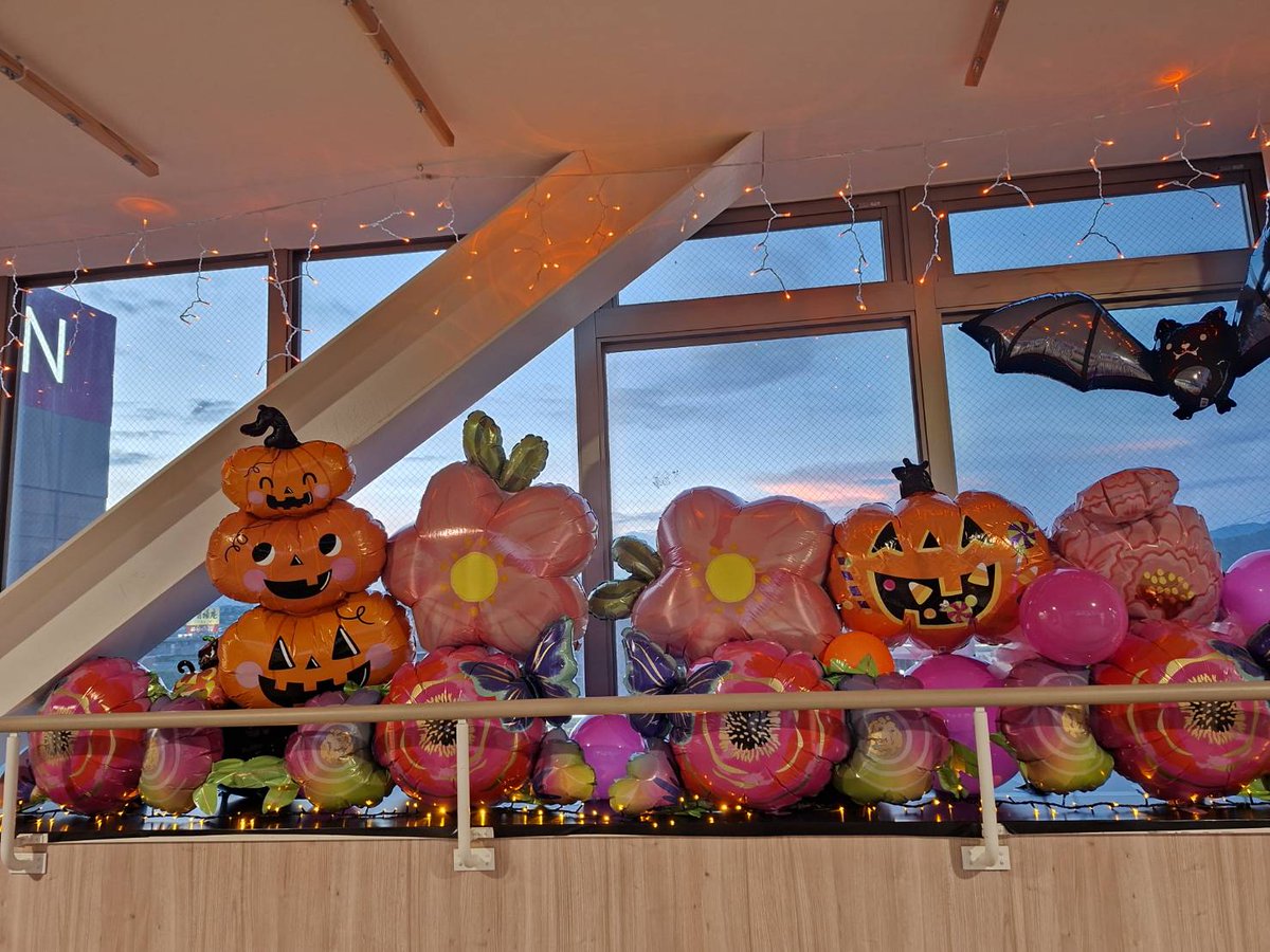 vitaminballoon's tweet photo. 🎃イオンタウン姶良様をハロウィン装飾🎈

3F連絡通路に、表情豊かなパンプキンやカラフルなお花をたくさん飾りました！

通路いっぱいに広がる、大きなハロウィンフォトスポットです📸
お気に入りのパンプキンを見つけて、一緒に写真を撮ってくださいね。
10月31日までご覧いただけます。
お買い物の際は、ぜひ見に来てください！

#イオンタウン姶良 #ハロウィン #フォトスポット #バルーン装飾 #鹿児島 #ビタミンバルーン