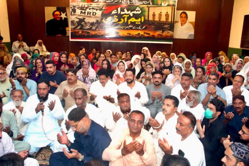 SafiullahPSF's tweet photo. پاکستان پیپلز پارٹی ضلع جنوبی کی جانب سے ملک میں آمریت کے خلاف MRD کی تحریک کے شہداء کے ایصال ثواب کے لیے قرآن خوانی و دعا کی تقریب کا اہتمام۔

تقریب میں پی پی پی ضلع جنوبی کے تمام عہدیداران اور کارکنان نے بڑی تعداد میں شرکت کی اور شہداء کے درجات کی بلندی کے لیے فاتحہ خوانی کی۔

شرکاء نے عہد کیا کہ وہ شہداء کی قربانیوں کو ہمیشہ یاد رکھیں گے اور جمہوریت کے لیے جدوجہد کو جاری رکھیں گے۔