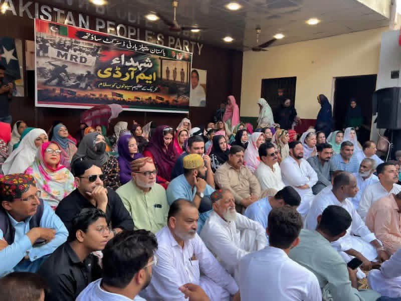 SafiullahPSF's tweet photo. پاکستان پیپلز پارٹی ضلع جنوبی کی جانب سے ملک میں آمریت کے خلاف MRD کی تحریک کے شہداء کے ایصال ثواب کے لیے قرآن خوانی و دعا کی تقریب کا اہتمام۔

تقریب میں پی پی پی ضلع جنوبی کے تمام عہدیداران اور کارکنان نے بڑی تعداد میں شرکت کی اور شہداء کے درجات کی بلندی کے لیے فاتحہ خوانی کی۔

شرکاء نے عہد کیا کہ وہ شہداء کی قربانیوں کو ہمیشہ یاد رکھیں گے اور جمہوریت کے لیے جدوجہد کو جاری رکھیں گے۔