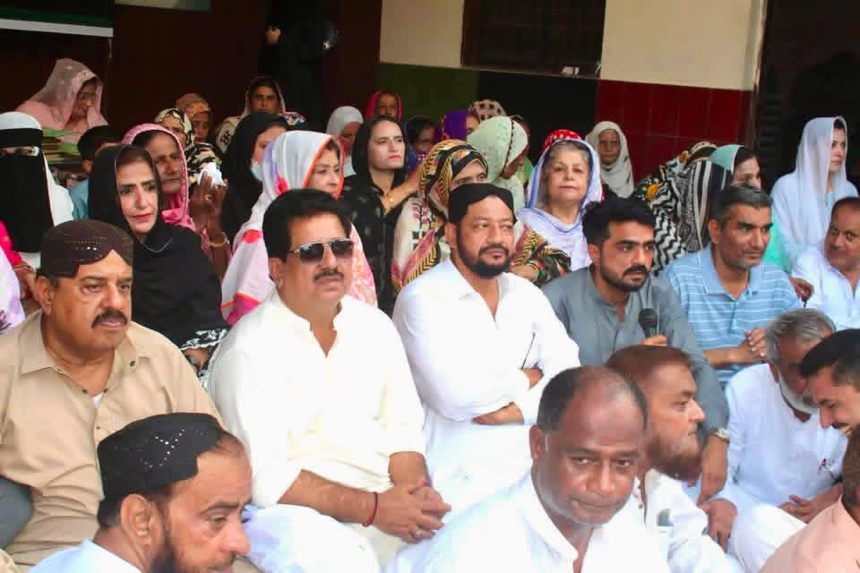 SafiullahPSF's tweet photo. پاکستان پیپلز پارٹی ضلع جنوبی کی جانب سے ملک میں آمریت کے خلاف MRD کی تحریک کے شہداء کے ایصال ثواب کے لیے قرآن خوانی و دعا کی تقریب کا اہتمام۔

تقریب میں پی پی پی ضلع جنوبی کے تمام عہدیداران اور کارکنان نے بڑی تعداد میں شرکت کی اور شہداء کے درجات کی بلندی کے لیے فاتحہ خوانی کی۔

شرکاء نے عہد کیا کہ وہ شہداء کی قربانیوں کو ہمیشہ یاد رکھیں گے اور جمہوریت کے لیے جدوجہد کو جاری رکھیں گے۔