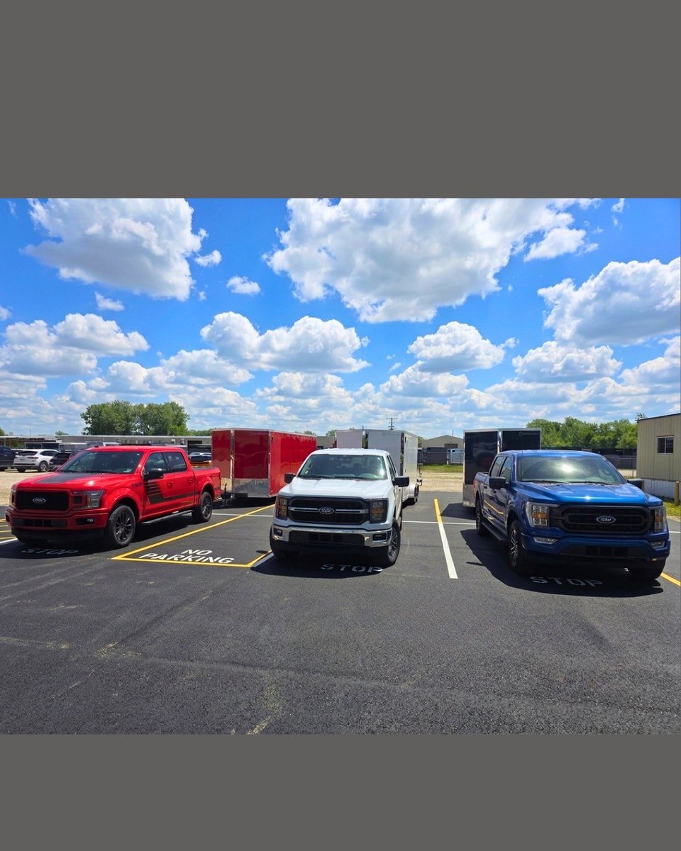 AlvaroPalys's tweet photo. Blue skies, shiny rides, and trailers ready for the next adventure. Cross Trailers helps you haul with confidence for work, play, and everything in between. Which truck are you choosing: Red, White, or Blue? https://t.co/KOS1E9C8yB