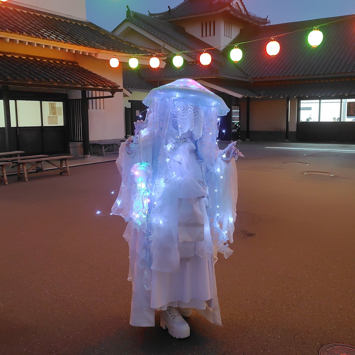 HKT48_POKE_GO's tweet photo. 🟦怪々YOKAI祭2026 初日　その６

昼と夜で印象がまるで違ってた🌞👻🌛

model：ニナ 様 (@NINA_02_) 

--2026/09/12--
#太秦映画村 #怪々YOKAI祭 #百鬼夜行 #うずまさ百鬼夜行 #KYOTOYOKAIFESTIVAL #妖怪 #妖装 https://t.co/iV3uAUVETy