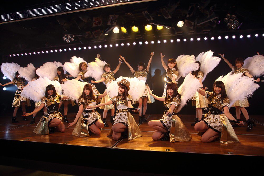 48Suzuha_16LOVE's tweet photo. 「 M.Tに捧ぐ 」公演アルバム発売記念の2ショット写真会で、もしこのお衣装やったらファンのみんな映らへんくなるけど大丈夫？いい？ https://t.co/YFttKXgGiu