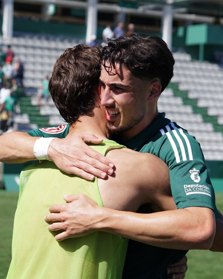 racingferrolsad's tweet photo. E vós, con quen vos abrazaches para festexar este triunfo? 🫂🫂🫂 https://t.co/bCgAMgwv69