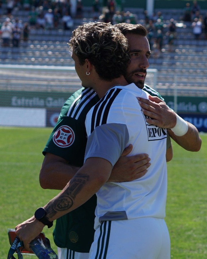 racingferrolsad's tweet photo. E vós, con quen vos abrazaches para festexar este triunfo? 🫂🫂🫂 https://t.co/bCgAMgwv69