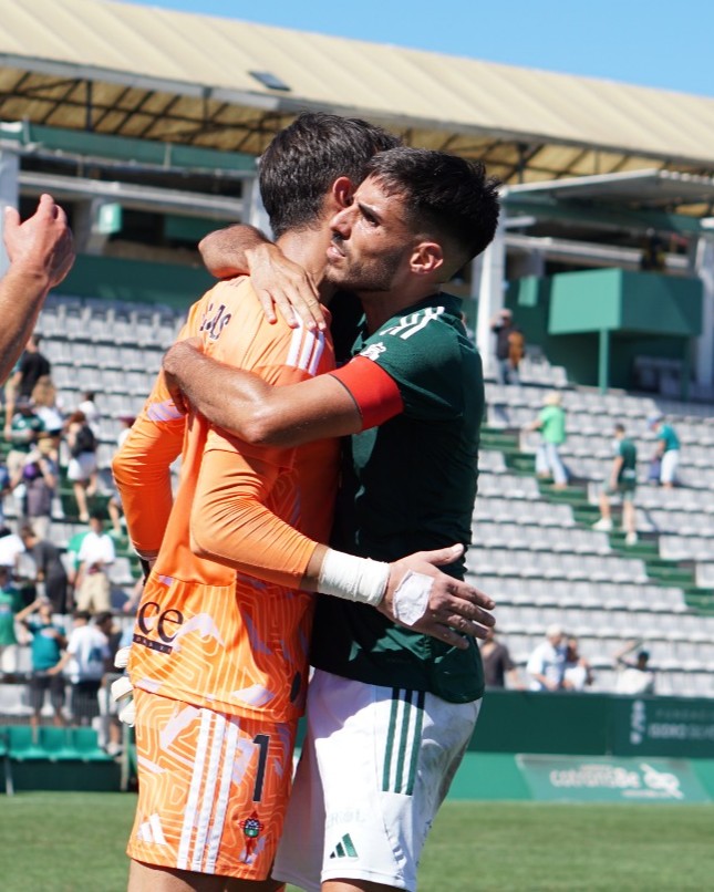 racingferrolsad's tweet photo. E vós, con quen vos abrazaches para festexar este triunfo? 🫂🫂🫂 https://t.co/bCgAMgwv69