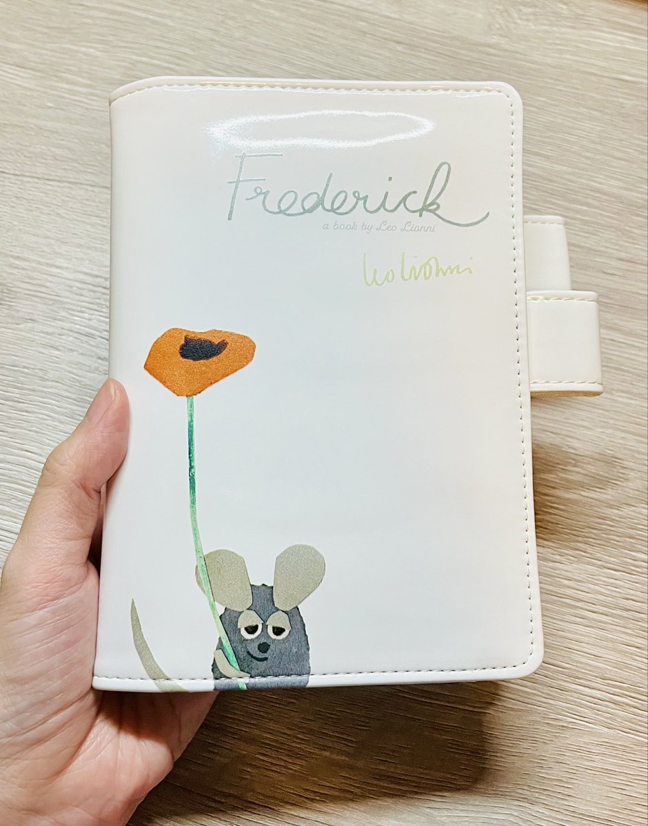 MinHacks's tweet photo. ほぼ日手帳 フレデリック sun
悩んでついにお迎えしました🙌✨

フカフカ滑らかなカバーで
とってもかわいいです☺️

中に挟むとどうなのか、色々実験した
開封動画をまた近々アップできたらと思います🦔

#ほぼ日手帳 
#フレデリック https://t.co/jBdvAebD7N