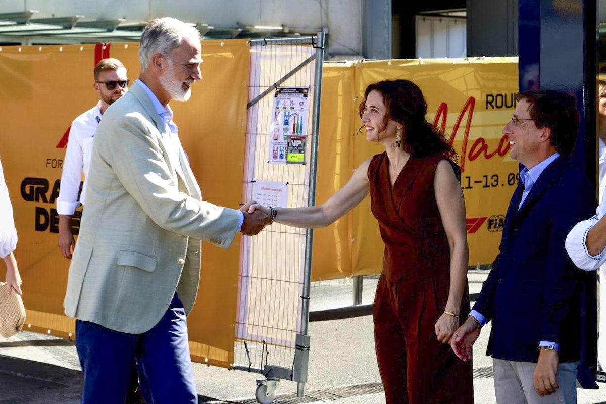ppmadrid's tweet photo. La presidenta @IdiazAyuso recibe al Rey Felipe VI a su llegada al Gran Premio de España, en el circuito de @madring_oficial.

#F1 #madring https://t.co/p5Qmh2liEs