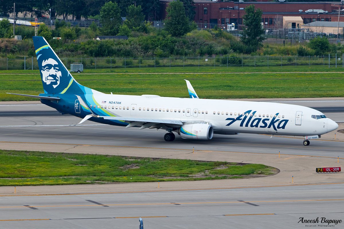aneesh_bapaye's tweet photo. From the #EmeraldCity to the Land of 10,000 Lakes ✈️💚💙

@AlaskaAir @Boeing 737-990ER(WL) [N247AK] vacating rwy 12L at @mspairport after arriving from Seattle (SEA) as AS229 / ASA229.

#AlaskaAirlines #Boeing737MAX9 #MSPSpotting #AviationPhotography #Planespotting https://t.co/v8rgSGPgYw