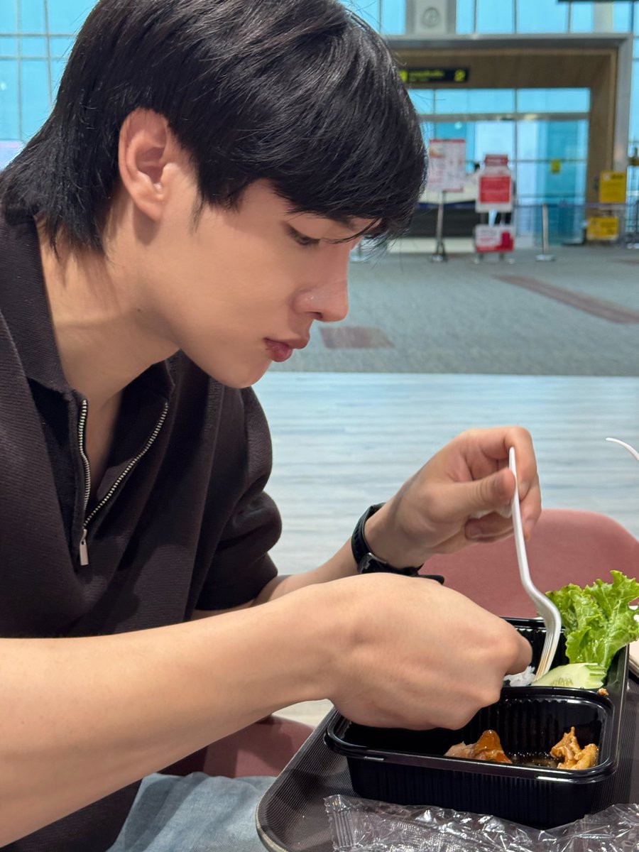 mopnich's tweet photo. พี่กินไก่ น้องซดเส้น https://t.co/cAdi3iDSg7