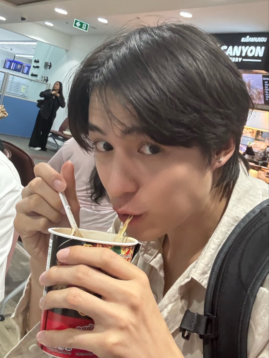 mopnich's tweet photo. พี่กินไก่ น้องซดเส้น https://t.co/cAdi3iDSg7