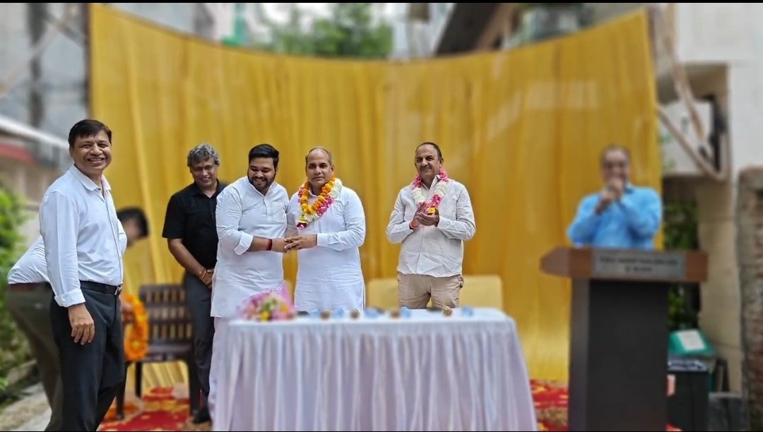 Rahulbjp231's tweet photo. B-ब्लॉक वसंत कुंज एन्क्लेव RWA बैठक में जोन चेयरमैन श्री @IamJaivirRana जी व पार्षद श्री इन्द्रजीत सहरावत जी के साथ सम्मिलित हुआ, MCD से जुड़े मुद्दों पर चर्चा हुई। जयवीर राणा जी ने यशस्वी PM श्री @narendramodi जी के जन्मदिन पर सभी घरों में "आशीर्वाद दीया" जलाने का आग्रह किया। https://t.co/PnFKS3Znee