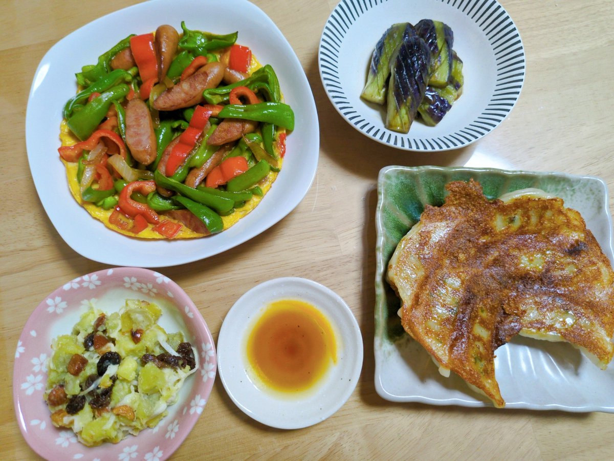 yurimarustar's tweet photo. 今日の晩ご飯😋

☆焼くだけギョウザ
☆オープンオムレツ？
☆さつまいもサラダ＆茄子煮

なんか、ソーセージやらケチャップ味が食べたくて、、
でも卵と具のバランスがおかしいよねꉂ🤣𐤔
サラダは同じ作り方だけど、今はかぼちゃの方が美味しいな💕 https://t.co/zqfBRkWsRU