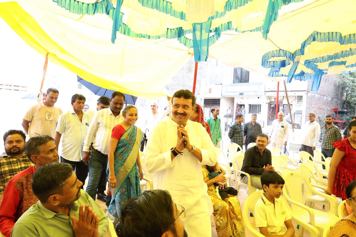 vinod_moradiya's tweet photo. કતારગામ વિસ્તારની સહજાનંદ સોસાયટીમાં પ્રાથમિક સુવિધાના જરૂરી વિકાસકાર્યો પૂર્ણ થતા શ્રી સત્યનારાયણ ભગવાનની કથાનું પવિત્ર આયોજન કરવામાં આવ્યું હતું.

આ પ્રસંગે ઉપસ્થિત રહી સૌ સોસાયટી પરિવારજનોને મળવાનો અવસર મળ્યો. https://t.co/rPNFecnzzw