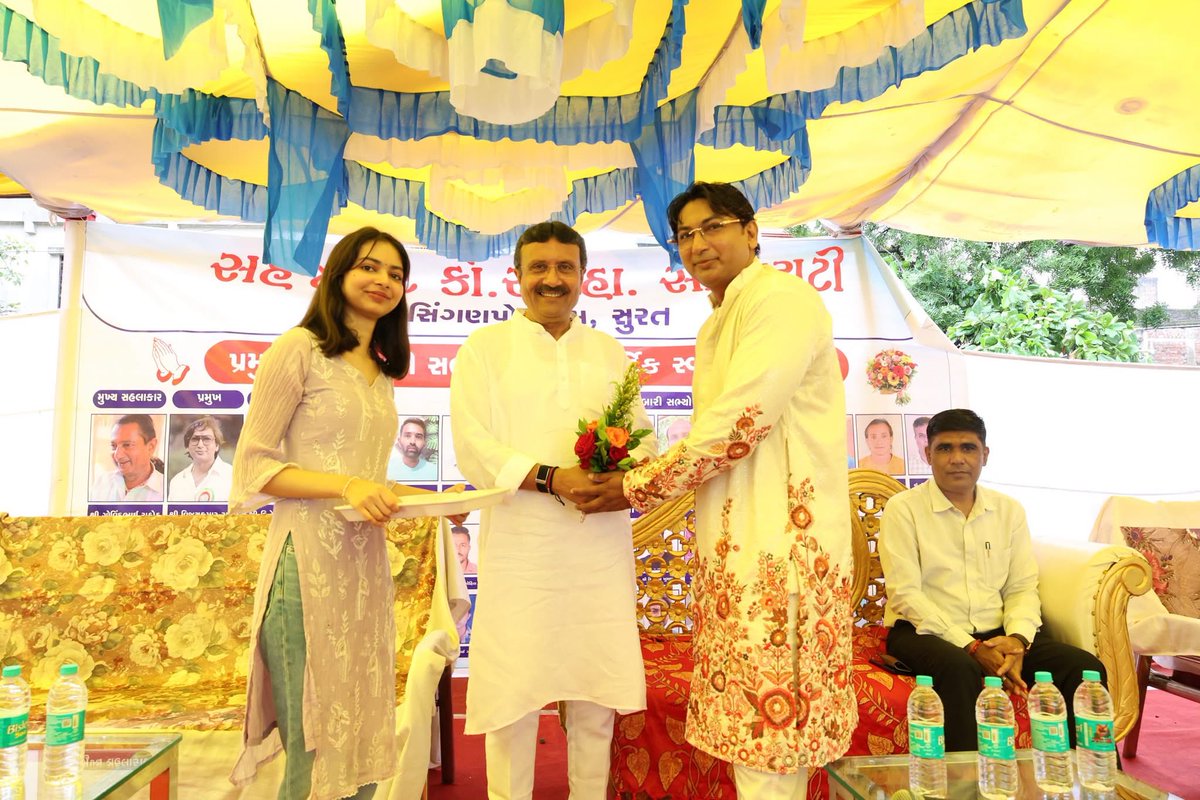 vinod_moradiya's tweet photo. કતારગામ વિસ્તારની સહજાનંદ સોસાયટીમાં પ્રાથમિક સુવિધાના જરૂરી વિકાસકાર્યો પૂર્ણ થતા શ્રી સત્યનારાયણ ભગવાનની કથાનું પવિત્ર આયોજન કરવામાં આવ્યું હતું.

આ પ્રસંગે ઉપસ્થિત રહી સૌ સોસાયટી પરિવારજનોને મળવાનો અવસર મળ્યો. https://t.co/rPNFecnzzw
