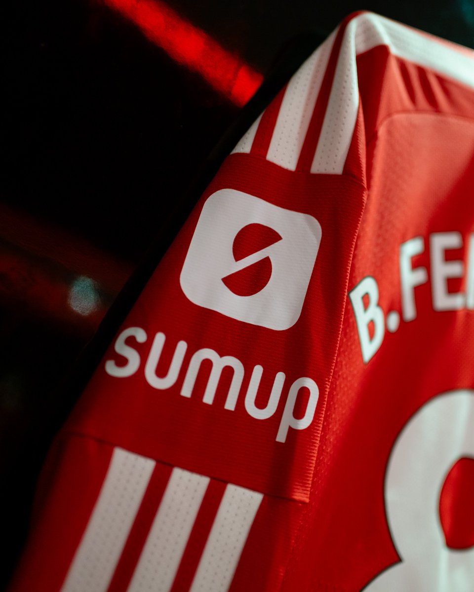 ManUtd's tweet photo. A 🆕 look for our home shirt in the #PL 🔴

🤝 @SumUp https://t.co/har4aTuF4T