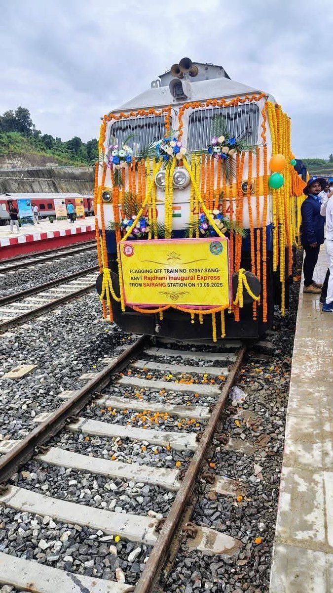 Indianrailgadi's tweet photo. 🚆 आइज़ोल (सैरांग)–नई दिल्ली राजधानी एक्सप्रेस के गौरवशाली एक वर्ष पूरे! 🎉 एक साल पहले उत्साही छात्रों और लोगों ने गर्व व उत्साह के साथ इस ऐतिहासिक ट्रेन को हरी झंडी दिखाए जाने का गवाह बनाया था। 🇮🇳
#IndianRailways #RajdhaniExpress #AizawlSairang #RailwayNews https://t.co/3L3sileV9a