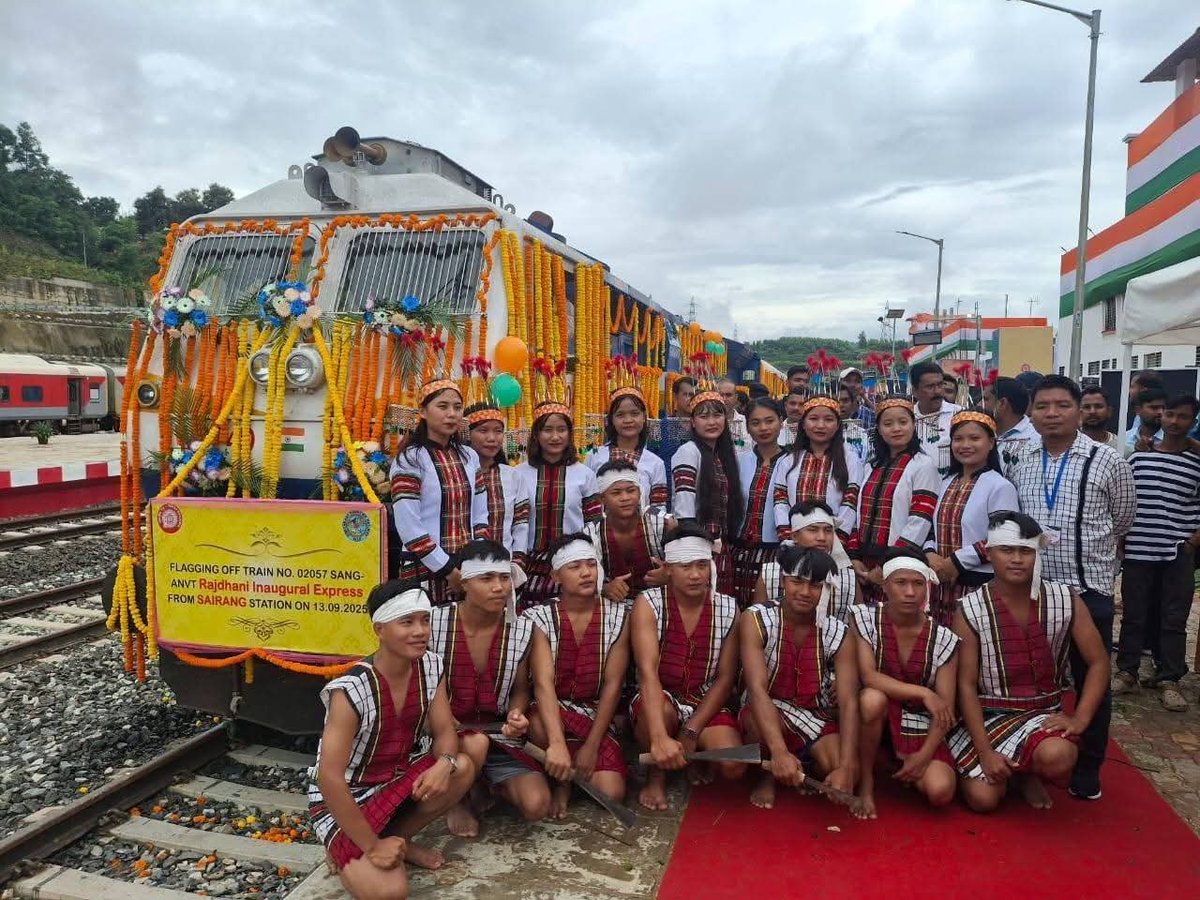 Indianrailgadi's tweet photo. 🚆 आइज़ोल (सैरांग)–नई दिल्ली राजधानी एक्सप्रेस के गौरवशाली एक वर्ष पूरे! 🎉 एक साल पहले उत्साही छात्रों और लोगों ने गर्व व उत्साह के साथ इस ऐतिहासिक ट्रेन को हरी झंडी दिखाए जाने का गवाह बनाया था। 🇮🇳
#IndianRailways #RajdhaniExpress #AizawlSairang #RailwayNews https://t.co/3L3sileV9a