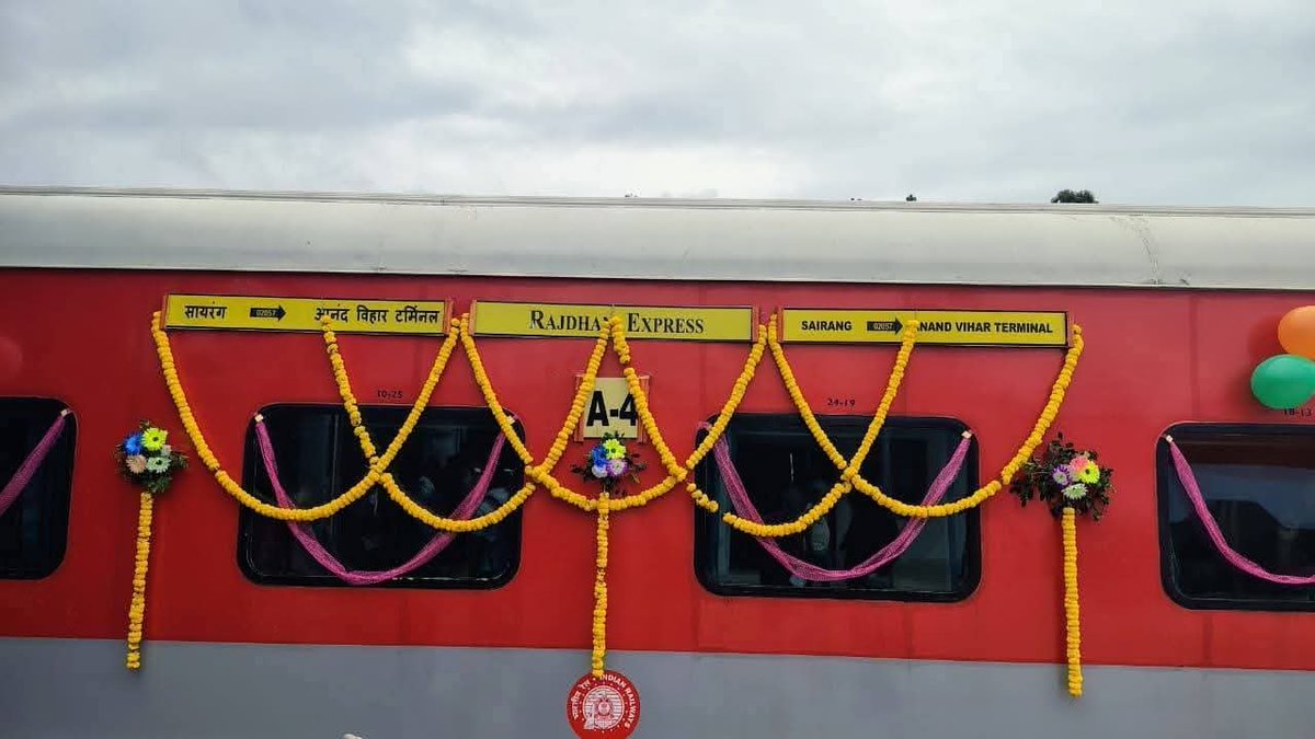 Indianrailgadi's tweet photo. 🚆 आइज़ोल (सैरांग)–नई दिल्ली राजधानी एक्सप्रेस के गौरवशाली एक वर्ष पूरे! 🎉 एक साल पहले उत्साही छात्रों और लोगों ने गर्व व उत्साह के साथ इस ऐतिहासिक ट्रेन को हरी झंडी दिखाए जाने का गवाह बनाया था। 🇮🇳
#IndianRailways #RajdhaniExpress #AizawlSairang #RailwayNews https://t.co/3L3sileV9a