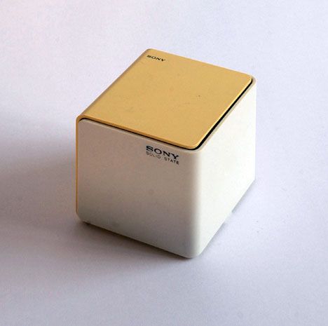 SciFiArchives's tweet photo. Sony TR-1825 cube transistor radio, 1970. A gorgeous piece of Space Age design. https://t.co/LiTS8yUi88
