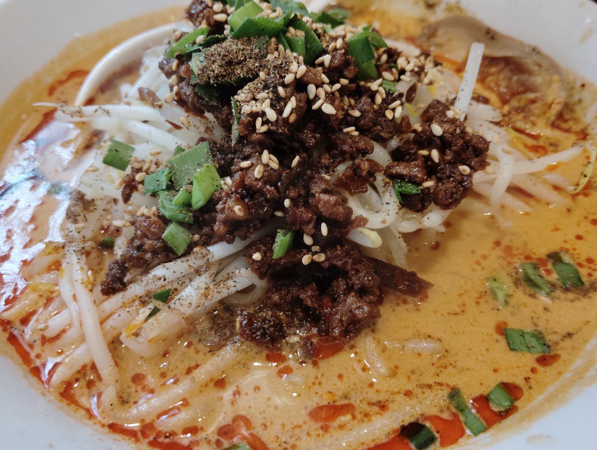 sakirim0's tweet photo. 担々麺 餃子 永吉 さん＠西川口
担々麺と焼餃子2個入り を頂きました。
埼玉南部で1番美味しい担々麺といえば自分は永吉さんを推しますね。それぐらい好きです。餃子も中身ぎっしり大ぶりなのも最高過ぎます。ライスも外せませんね～
#ラーメン #ラーメン大好き #ラーメン好きな人と繋がりたい https://t.co/OgYM5AhVEU