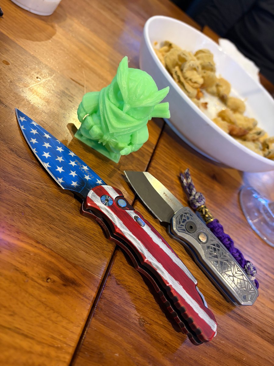 HelaciousSC's tweet photo. These guys get a lot of love in my pocket - and not enough in my feed! Shout-out to Pro-tech knives, a great small company and even better EDC. With ❤️ from #knifemom

#helacious #protechknives #ninjaowl https://t.co/V83AYGlkfo