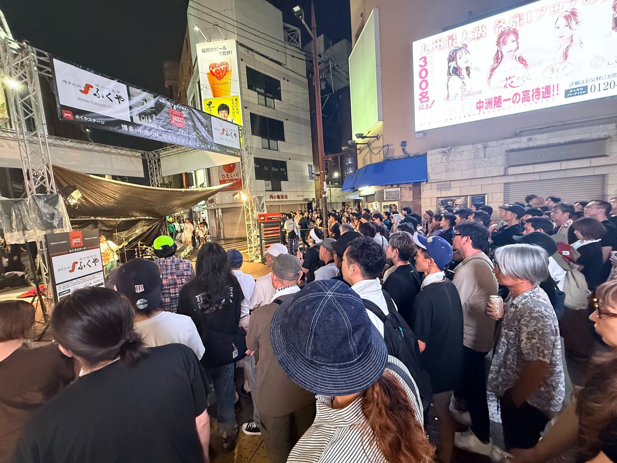 suzukimikiko7's tweet photo. 初めての中洲ジャズ！ジャズじゃないのに！福岡そんなに来てないのに！こんなに人が居てくれて！湿度に耐えながら真剣な眼差しをくれて！そんなの、もう、頑張るしかなくて！ただただ120%を出した！物販ほぼ完売で、泣いてる方もおったり、すごく深い時間でした。本当にありがとうございました！ https://t.co/Dir8jvT6xm