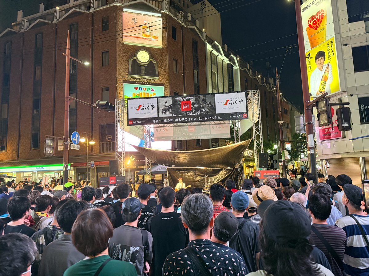 suzukimikiko7's tweet photo. 初めての中洲ジャズ！ジャズじゃないのに！福岡そんなに来てないのに！こんなに人が居てくれて！湿度に耐えながら真剣な眼差しをくれて！そんなの、もう、頑張るしかなくて！ただただ120%を出した！物販ほぼ完売で、泣いてる方もおったり、すごく深い時間でした。本当にありがとうございました！ https://t.co/Dir8jvT6xm