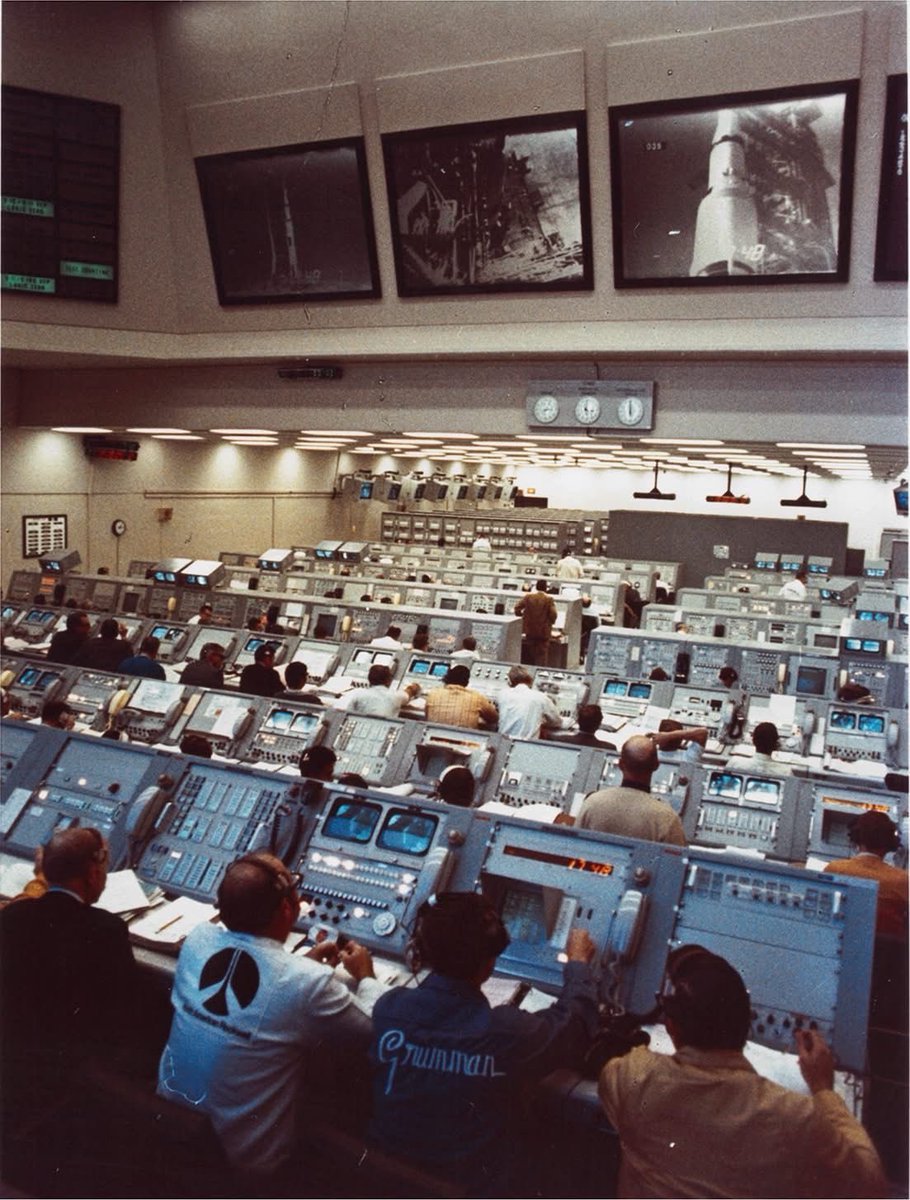 SciFiArchives's tweet photo. Vintage NASA aesthetic https://t.co/uviOP7C8Rc