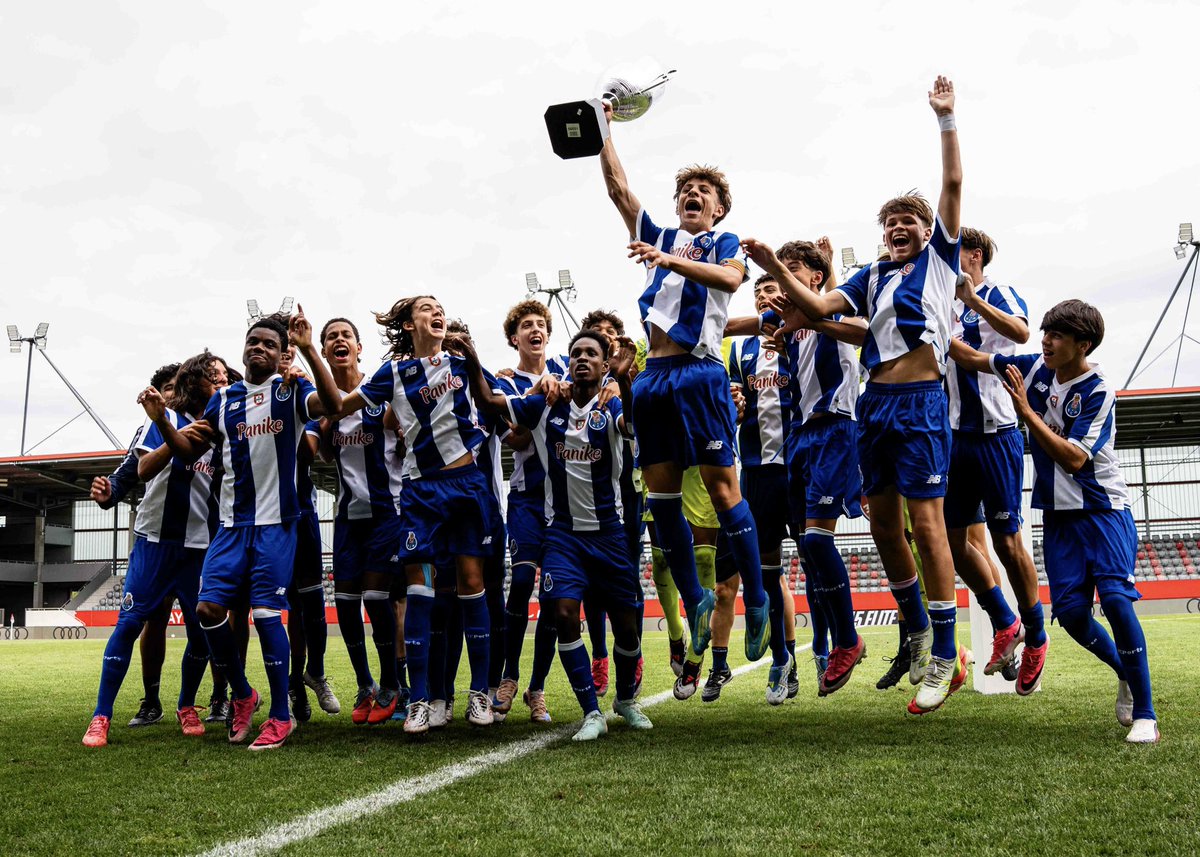 fcbayerncampus's tweet photo. #𝐔𝟏𝟓𝐄𝐥𝐢𝐭𝐞𝐂𝐮𝐩 🏆 

Herzlichen Glückwunsch an den FC Porto zum Gewinn des Titels in 2026! 🤝 https://t.co/nRMJ6a1sRY