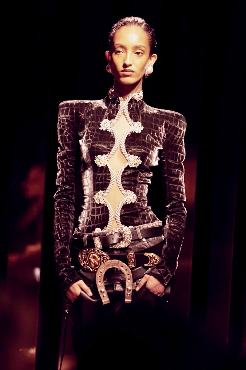 beyzhive's tweet photo. this schiaparelli moment https://t.co/M4N16GiOpA