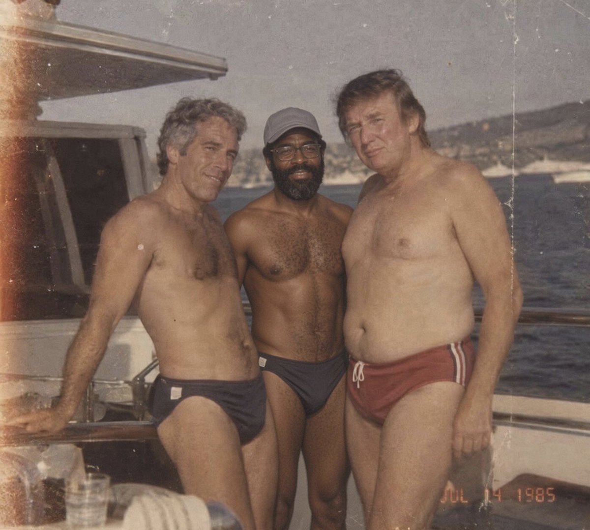 Miklo424's tweet photo. @RossKneeDeep There’s the real photo https://t.co/6QeS4B2KLK